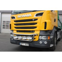 2471581 Stil som 2266907, men det är möjligt att montera 4 st rektangulära lyktor.  Hög/låg stötfångare årsmodell 10-.